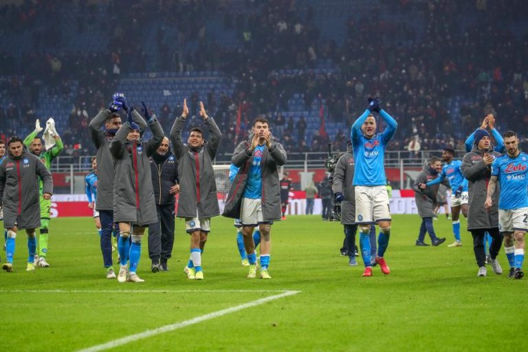 Nápoles vence AC Milan em San Siro e ascende a segundo