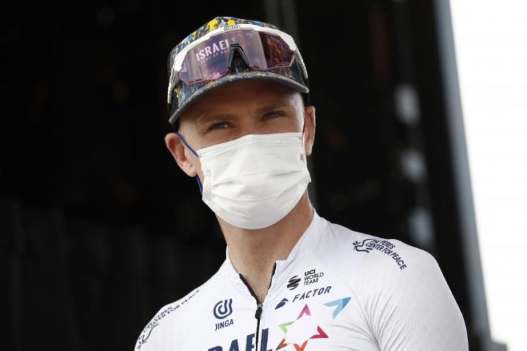 Ciclista Chris Froome volta a parar devido a problemas no joelho direito