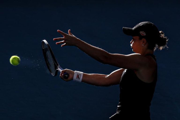 Ashleigh Barty avança para a segunda ronda do Open da Austrália com triunfo fácil