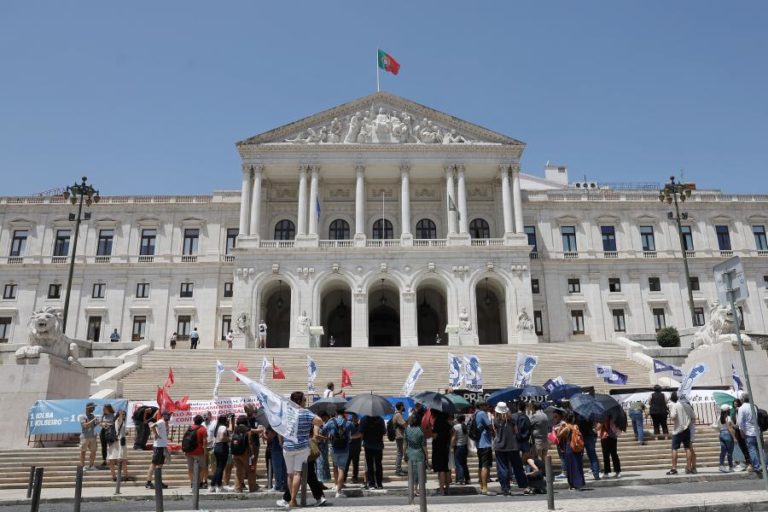 Trabalhadores científicos protestaram junto à Assembleia da República contra precariedade