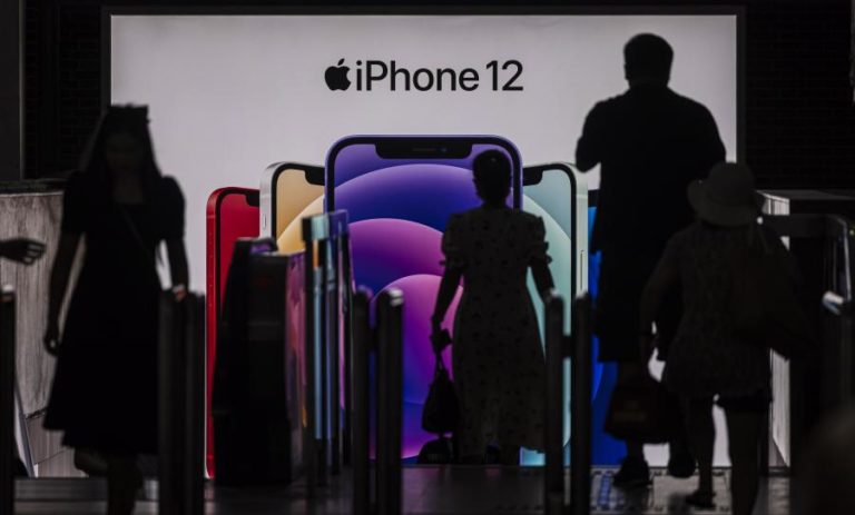 Apple atualiza iPhone 12 em França para cumprir padrões europeus de emissões de ondas