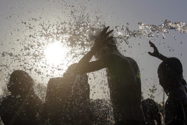 Prolongados avisos por causa do calor em quatro distritos do continente