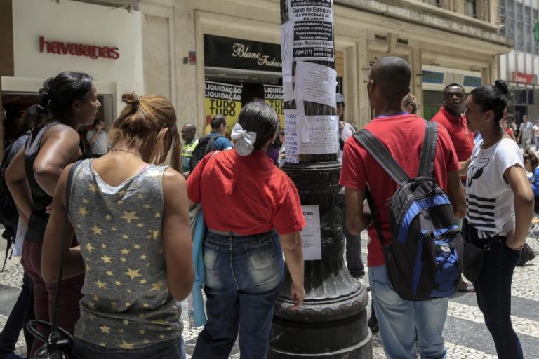 Taxa de desemprego no Brasil em dezembro atingiu o menor índice desde 2014