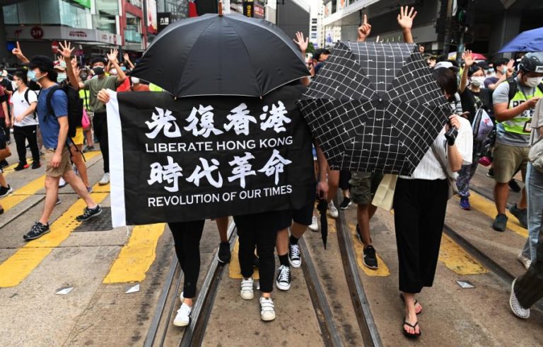 Três meses de prisão para homem com t-shirt que apela à libertação de Hong Kong