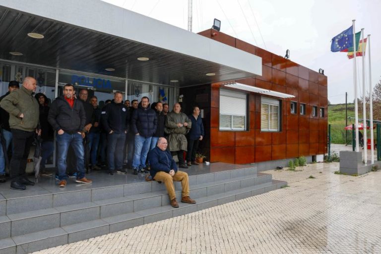 Elementos das forças de seguraça iniciam vigília de protesto em Castro Marim