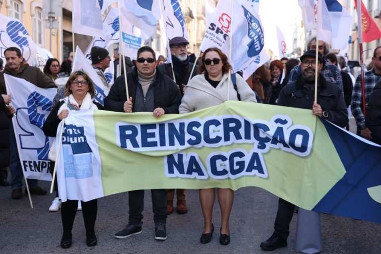 Fenprof pede a docentes que avancem com ações para conseguirem reinscrição na CGA