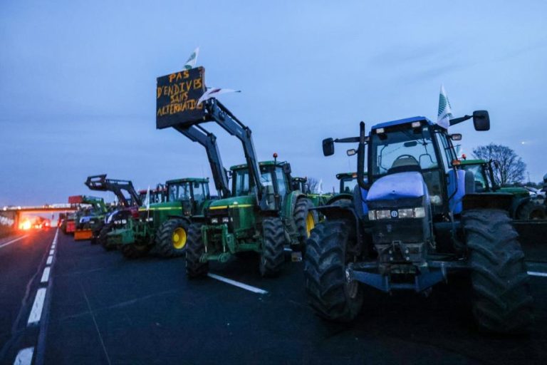 Agricultores franceses continuam a bloquear autoestradas em todo o país