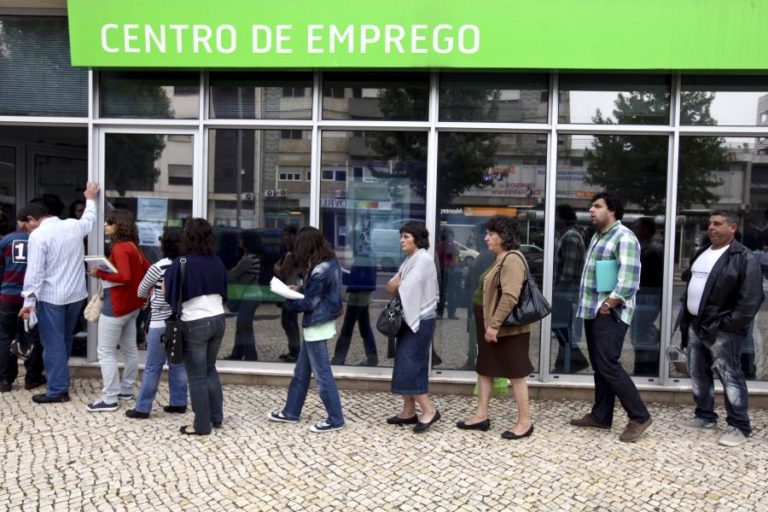 Desempregados inscritos nos centros de emprego sobem 4% em janeiro