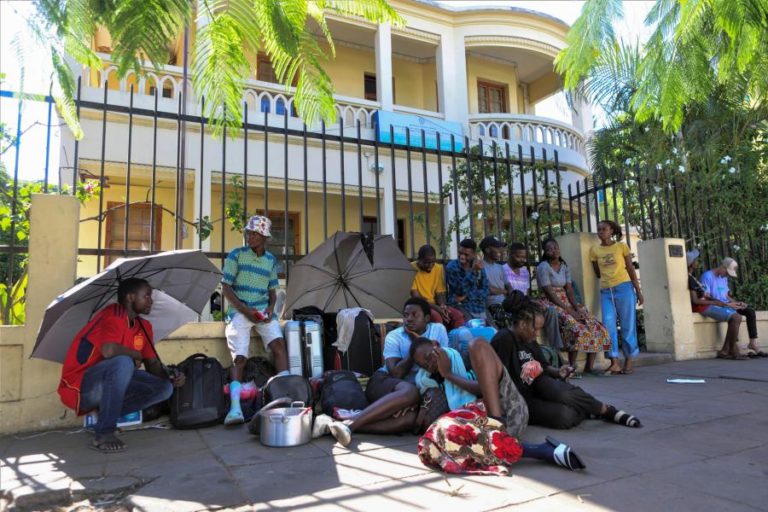 Estudantes moçambicanos partiram hoje para o Brasil após quase uma semana de protesto