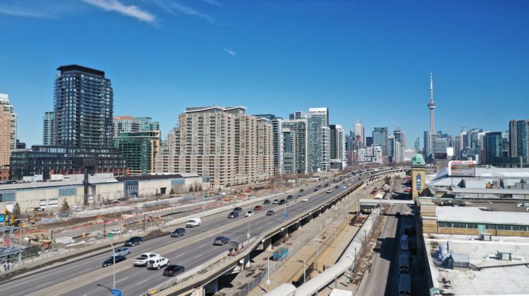 Trânsito: Parte da Gardiner Expressway com apenas duas faixas por sentido