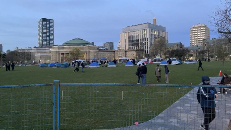 Protesto na UofT: Manifestantes pró-palestinos montam acampamento pró-palestina na Universidade de Toronto.