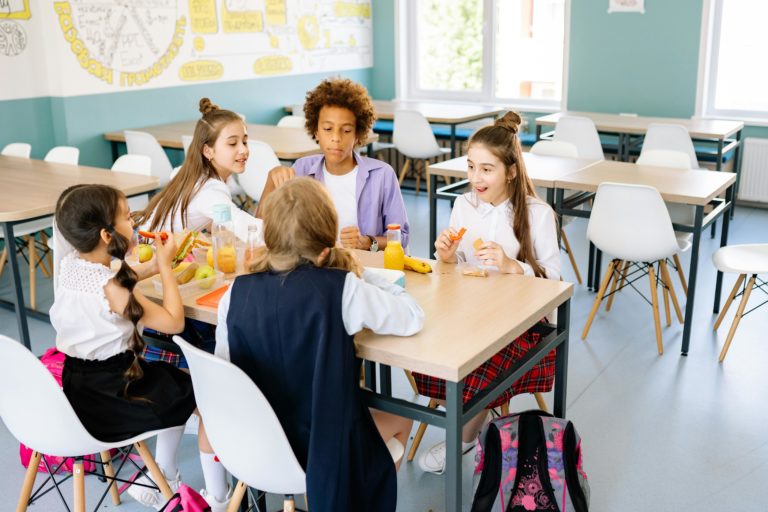 Programa de alimentação Crianças bem alimentadas dentro e fora das salas de aula