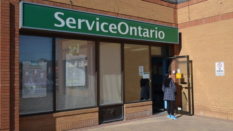 O Governo de Doug Ford vai explorar a possibilidade de transferir mais pontos de venda do ServiceOntario para retalhistas privados terceiros