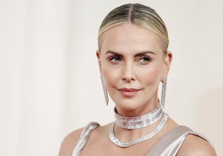 Charlize Theron critica ataques a drag queens em cerimónia do cinema e TV LGBTQ+