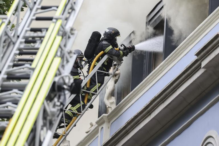 Incêndio na Avenida da Liberdade em Lisboa circunscrito mas sem previsão de extinção