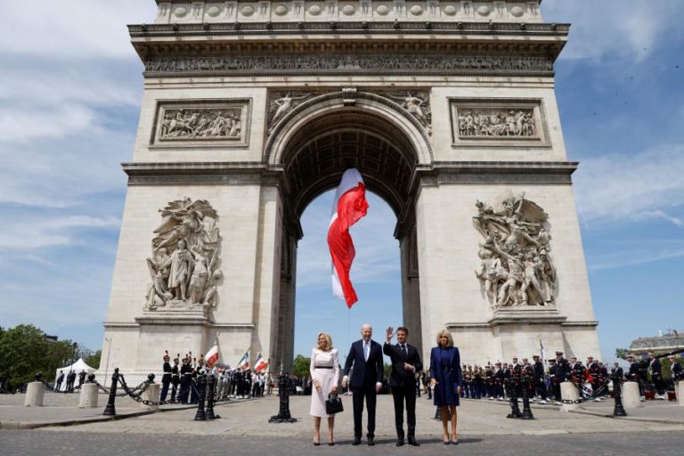 Presidente francês recebeu Joe Biden no Arco do Triunfo no iníco de visita de Estado