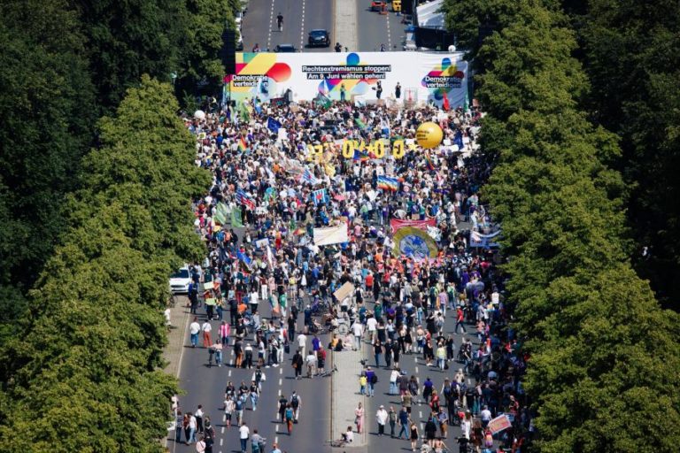 Milhares de pessoas manifestam-se contra a extrema-direita na Alemanha