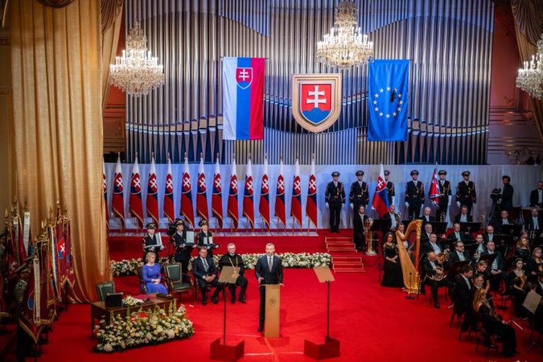 Presidente da Eslováquia toma posse e promete reunificação do país