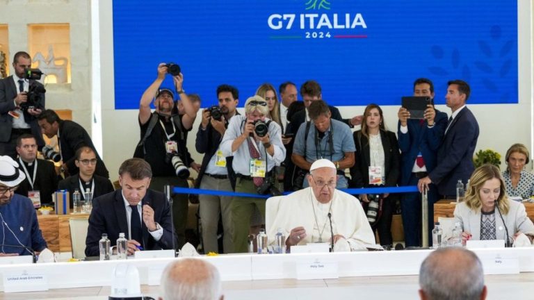 Cimeira G7: Trudeau e Papa Francisco reunidos em Itália