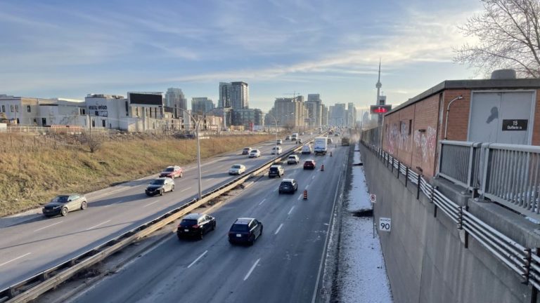 Atrasos Trânsito: Obras da Gardiner interferem no fluxo de automóveis