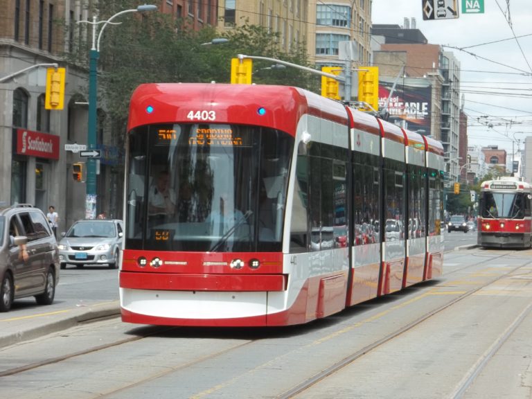 Novos autocarros: TTC substitui eléctricos da rota 510 na Spadina Avenue em Toronto