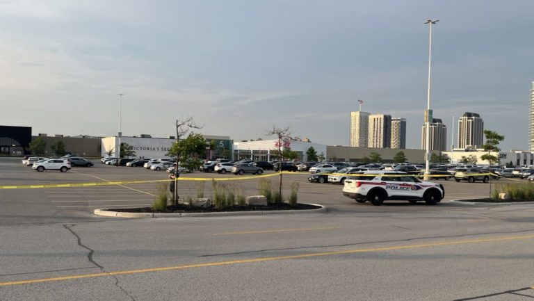 Homem acusado de homicídio em primeiro grau após a morte de uma mulher de Hamilton num tiroteio “seletivo” no centro comercial Vaughan Mills