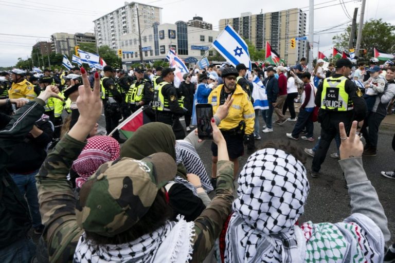 Protesto: Marcha pró-Israel em Toronto com violência e detenções