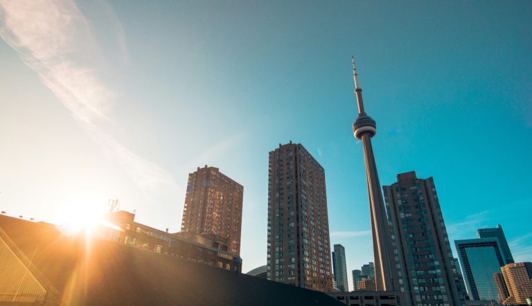 Calor nas habitações: Peritos defendem ar condicionado obrigatório em Toronto