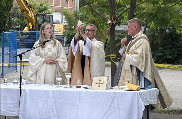 Igreja de St. Anne realiza 1.ª cerimónia dominical após incêndio