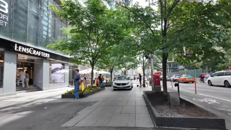 Vídeo viral: Carro transita na calçada em Yorkville