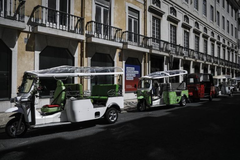 Câmara de Lisboa quer limitar estacionamento e licenças de ‘tuk tuk’