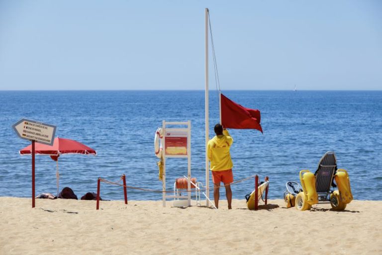 Praias de S. João da Caparica e do Norte em Almada interditas a banhos