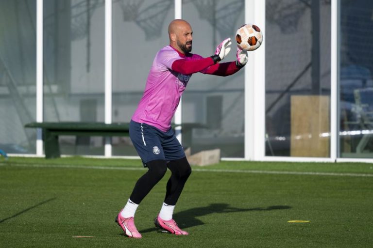 Guarda-redes Pepe Reina assina pelos italianos do Como