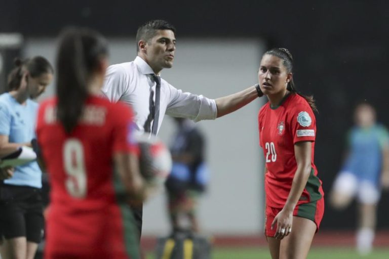 Selecionador feminino de futebol admite favoritismo no ‘play-off’ com Azerbaijão