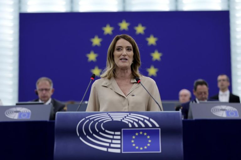 Roberta Metsola reeleita presidente do Parlamento Europeu até janeiro de 2027