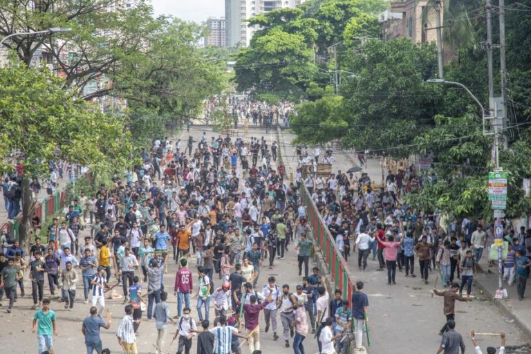 Escolas fechadas por tempo indeterminado devido a protestos no Bangladesh