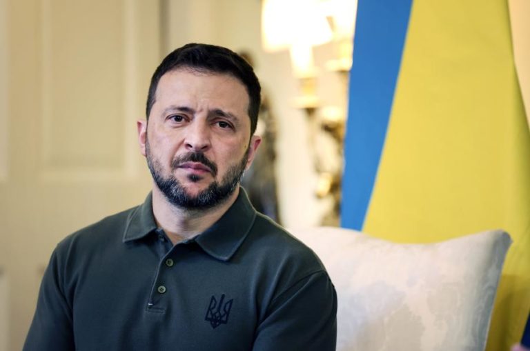 Zelensky atribui avanços russos a falta de apoio militar ocidental