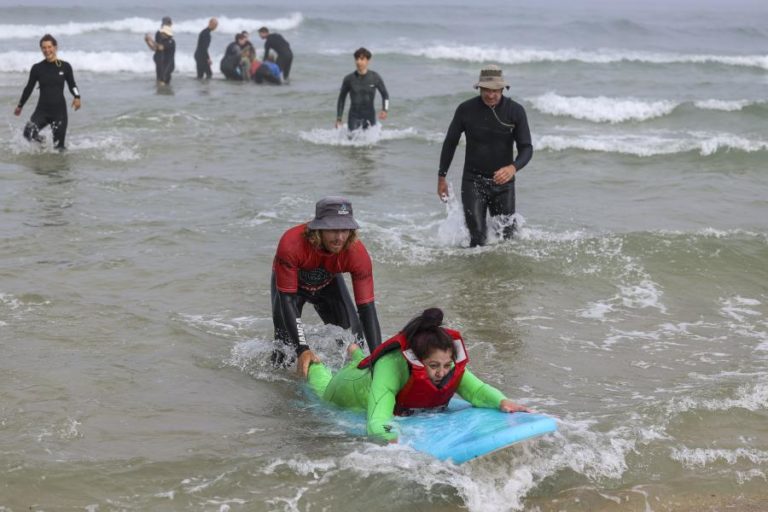 Surf adaptado na Tocha assume-se como “arma terapêutica” para doentes internados