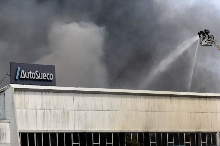 Incêndio que destrói edifício da Auto Sueco no Porto está circunscrito