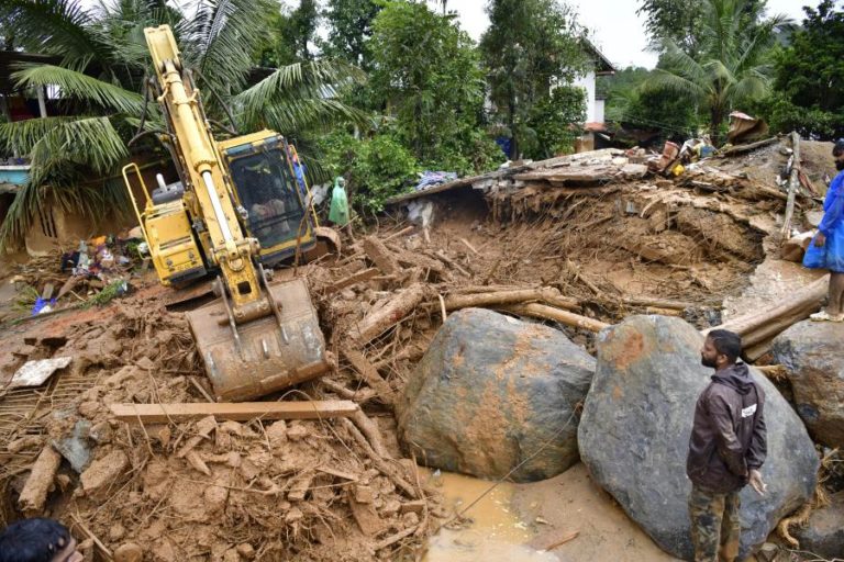 Pelo menos 150 pessoas morreram em deslizamentos de terra na Índia, segundo novo balanço