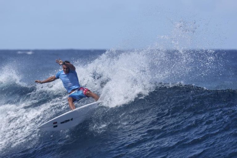 Kauli Vaast e Caroline Marks campeões olímpicos de surf em Paris2024