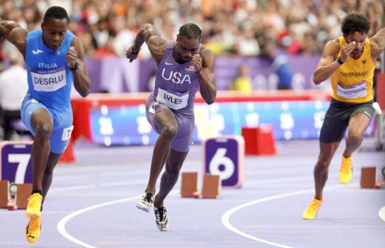 Lyles na final dos 200 metros com 3.º registo, campeão De Grasse eliminado