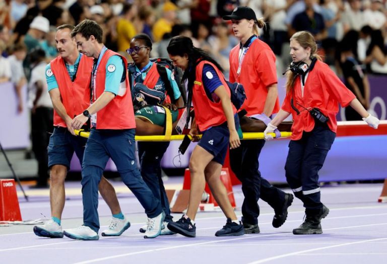 Recordista dos 3.000 obstáculos sofre queda e é retirado da pista de maca em Paris2024