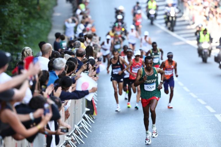 Etíope Tamirat Tola vence medalha de ouro na maratona em Paris2024