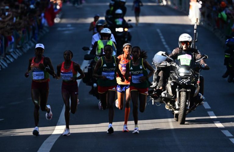 Neerlandesa Sifan Hassan conquista ouro na maratona feminina em Paris2024