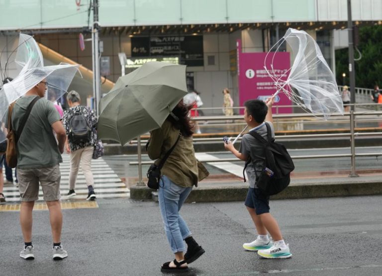 Tufão Ampil afasta-se do Japão sem ter causado grandes danos