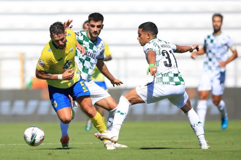 Moreirense vence Arouca, após reviravolta, e junta-se no topo a Sporting e FC Porto