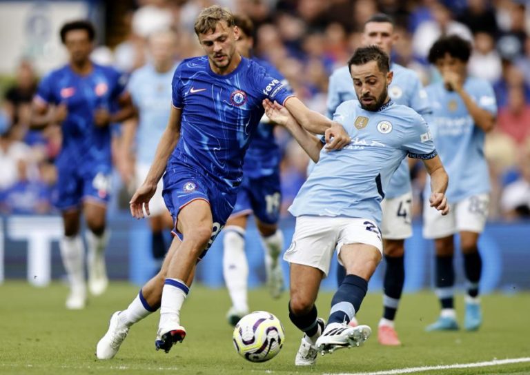 Campeão Manchester City vence em casa do Chelsea com Bernardo Silva a assistir