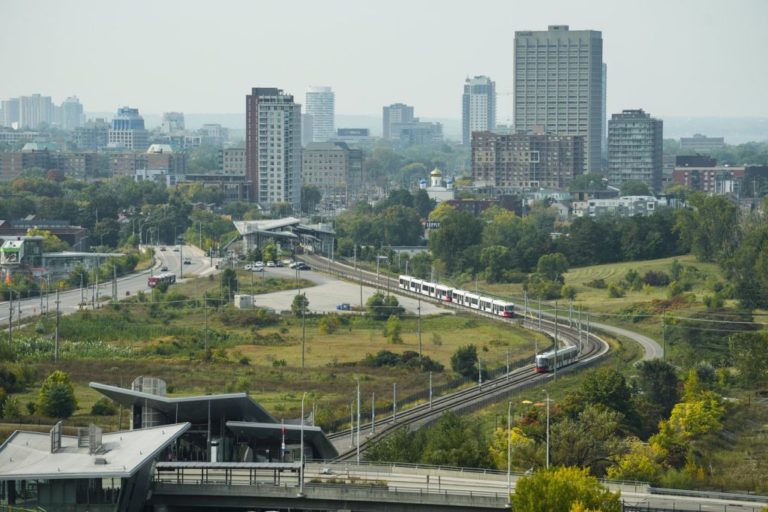 Crise: Transportes públicos terrestres e aéreos no Canadá atravessam fase crítica