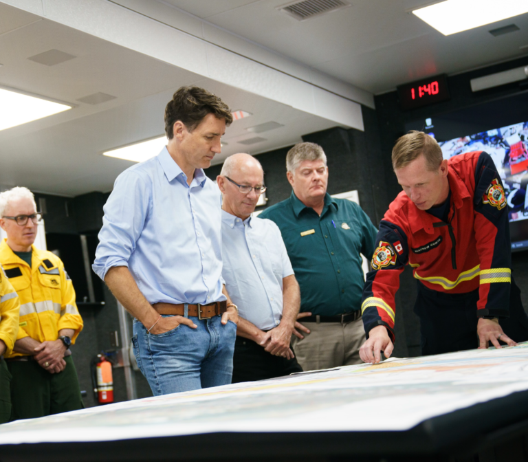 Trudeau reúne-se com funcionários e pessoas evacuadas no meio da crise do incêndio florestal de Jasper